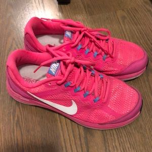 NIKE hot pink sneakers. 🔥🔥